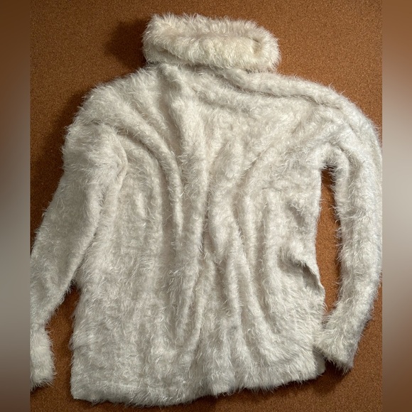 KIIND OF - FAUX FUR TURTLENECK - WHITE - Sz S - Picture 2 of 5